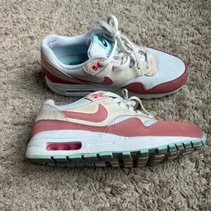 Girls Nike Air Max. Size 4 youth!
